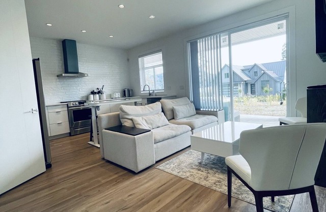 First time listed! Shawnigan Lake House with water access!
