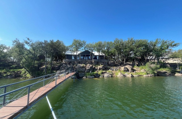 Fish and Float in deep Possum Hollow cove! Close to restaurants & Graham!
