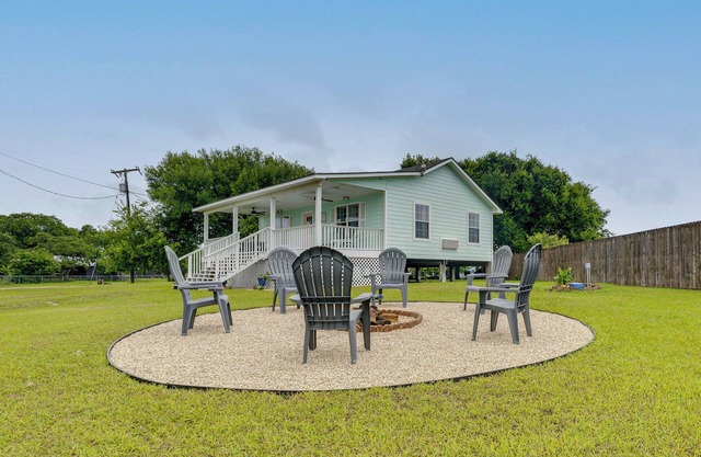 Fish & Boat: Home w/Spacious Yard in Seadrift