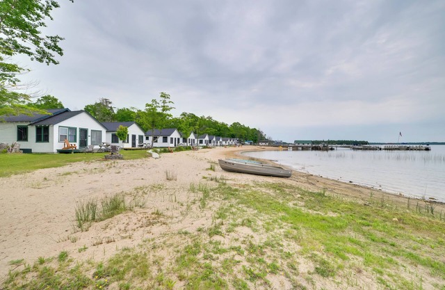 Fish, Boat & Relax: Lakefront Cedarville Cabin 1