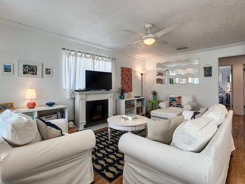 ~ Fish Cottage ~ NSB Sanctuary Pool Courtyard View Coronado Arms B11