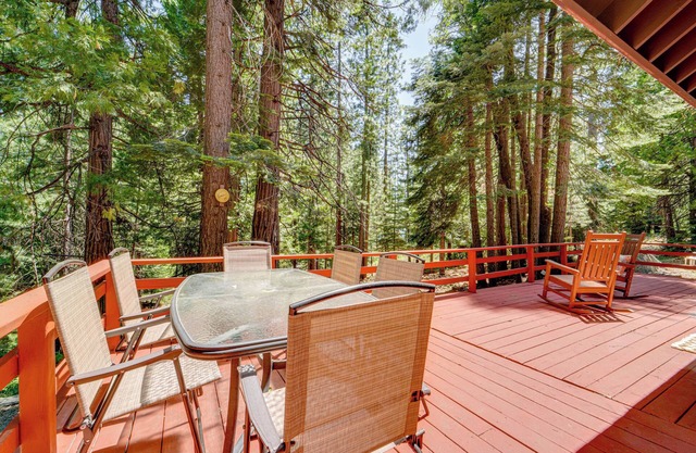 Fish, Hike & Ski: Remote Cabin 30 Mi to Truckee