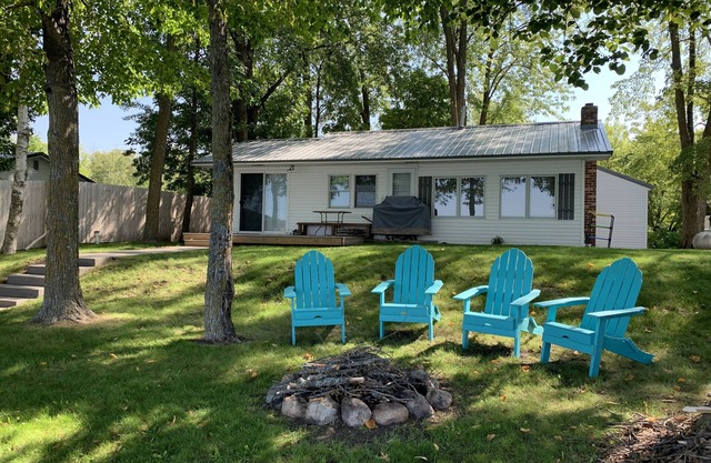 Fish Hook Cabin-Cozy cabin on Lake Osakis with sunsets, fishing & nature abound