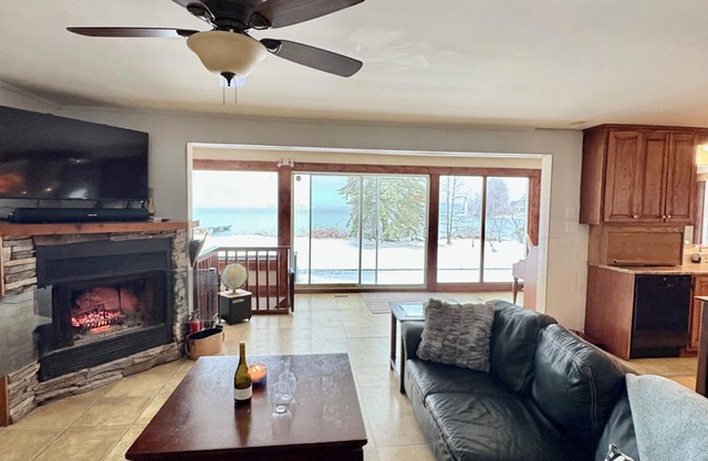 Fish ON! Charming cottage on the St. Lawrence River with 60' dock