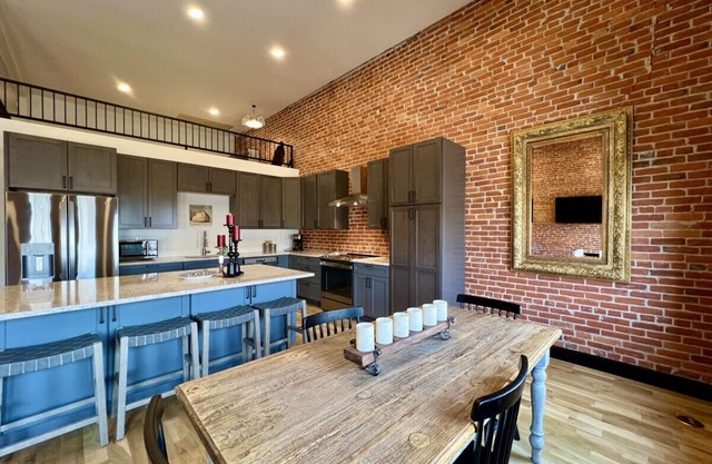 Fisher Loft - New! Gorgeous Downtown Space, 2 Bdrm, Local Golfing 50% Off!