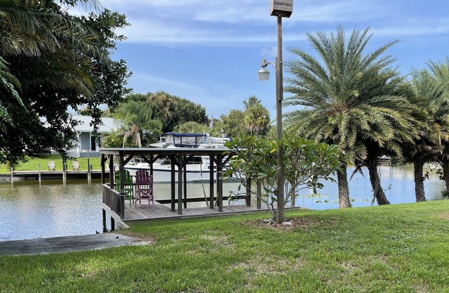 Fisherman's Paradise; cozy 3 bed/2 bath home with dock & boat ramp