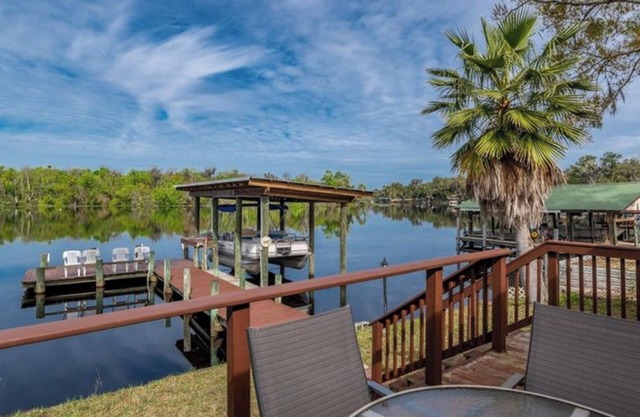 Fisherman’s Paradise located on the St Johns River, minutes away from the beach