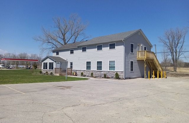 Fishermen will love this spacious building! Plenty of parking for their toy's!