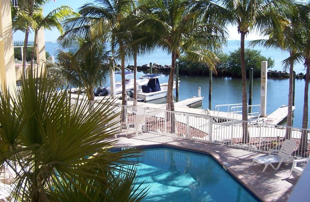 Paradies zum Fischen und Bootfahren mit 24 Fuß Boot Slip und Schwimmbad