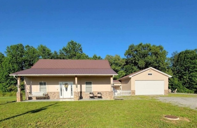 Fishing Cabin, Boat Parking/RV Camper, Near Lake 1/2mile beautiful walk/view!
