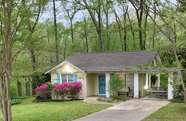 Fishing, Family, Ballgames, Work or Vacation! Cozy Cottage near Grenada Lake
