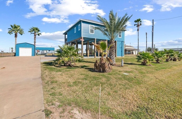 Fishing Pier & Minutes to the Beach!