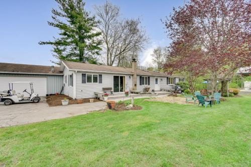 Fishing Pond and Spacious Yard Quiet Home in Sodus!