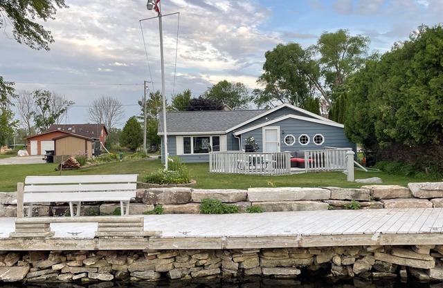 Fishing right out your Door Little Sturgeon Bay. Home with garage🎣 fire Pit/wood