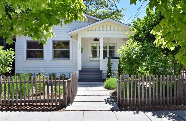 Fitch St Escape! 2 BDRM Bungalow only blocks from the Plaza!