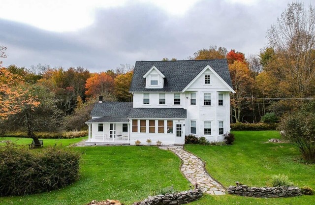Five Acres Farm - Charm and Seclusion with 5 BR
