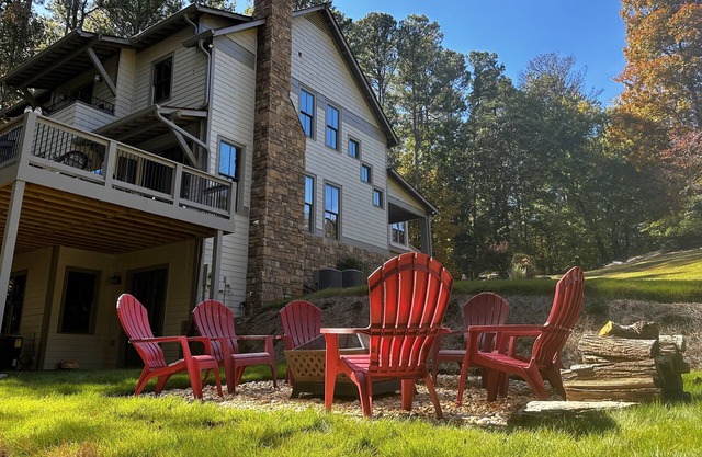 Five Bedrooms! Perfect for groups! Water park, golf, boat ramp, venues nearby!