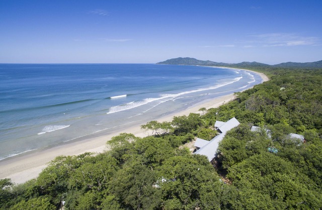 Fünf Cottages, Swimmingpool und Annehmlichkeiten inmitten eines Waldes am Strand.