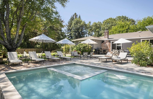 Five Oaks ~ Family Ranch House with Pool. Walk to Town