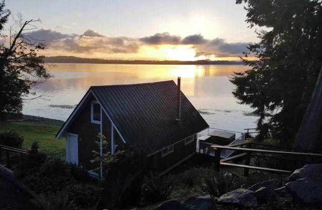 Five Peaks Cottage Beach HotTub Kayaks Treehouse