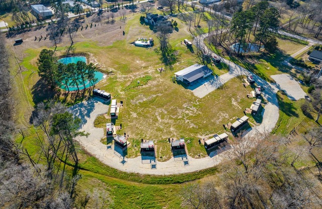 Five Spice Powder 2 mins to Lake Conroe! Heated Pool, Stocked Ponds, Cute Pygmy Goats