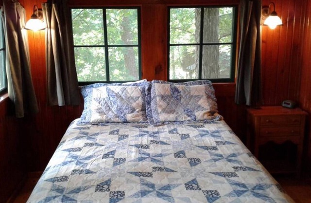 FIVE POINTS~LAKE HAMILTON: Cabin#C ~ 1BR w/Queen Bed, Futon in LR, Full Kitchen, Breakfast "Fixins" Provided, Jetted Tub, Balcony Deck off BR