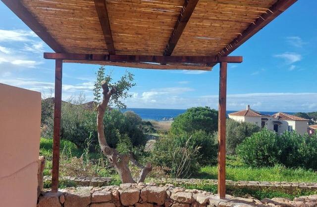 Wohnung mit Terrasse mit Meerblick in einem Touristendorf Nähe der Isola Rossa