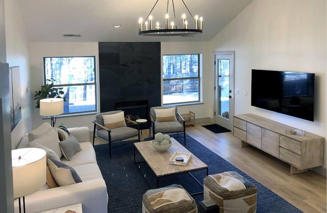 Flagstaff Trendy Mountain Getaway Perfect for Families with Large Backyard