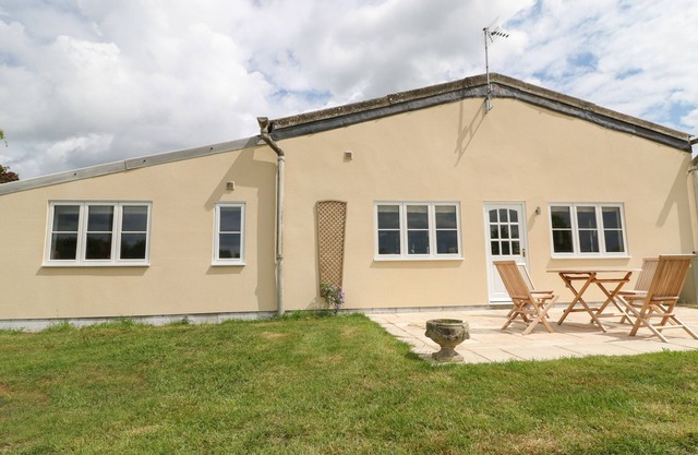 FLAGSTONE COTTAGE, character holiday cottage in Stow-On-The-Wold