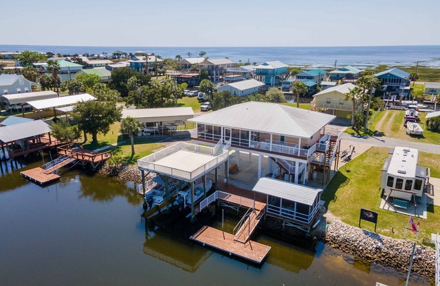 Flamingo House Dock In Service