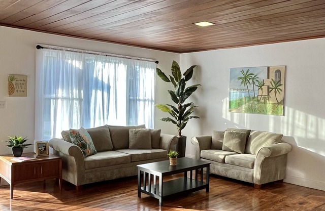 Flamingo Inn, Just minutes from Downtown, Markets, Restaurants & Beaches