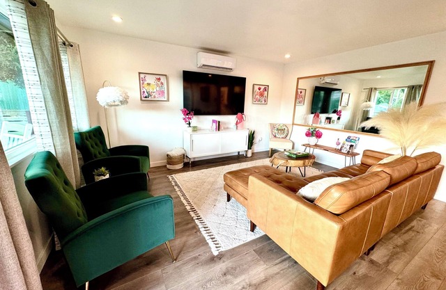 Flamingo Oasis - Next to the Atascadero lake/park/zoo!