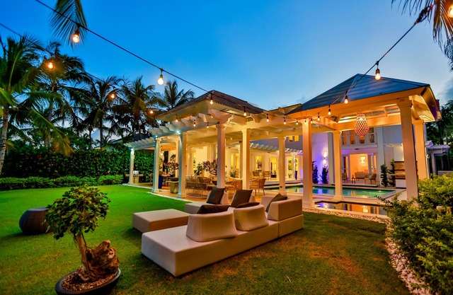 Flamingo villa pool, golf course, chef, housekeeper & transfers included