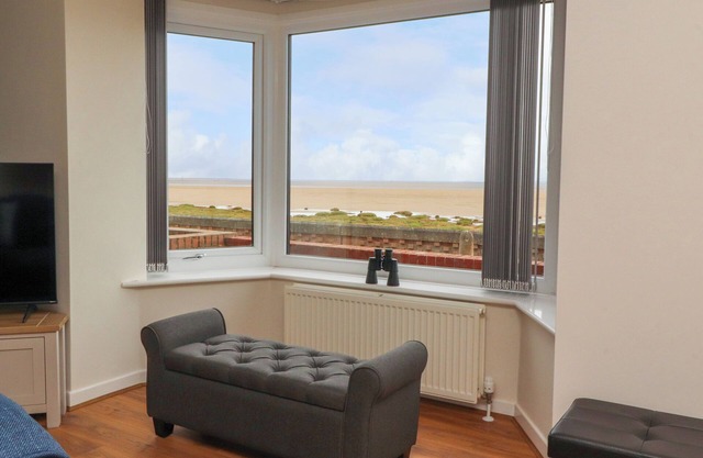 FLAT 1, SANDRIDGE COURT, country holiday cottage in Knott End-On-Sea
