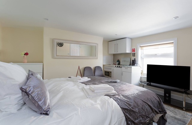 Flat 3-Deluxe-Apartment-Ensuite Dusche-Blick auf den Hof