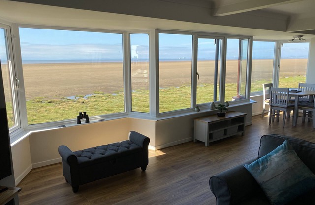 FLAT 3, SANDRIDGE COURT, romantic in Knott End-On-Sea