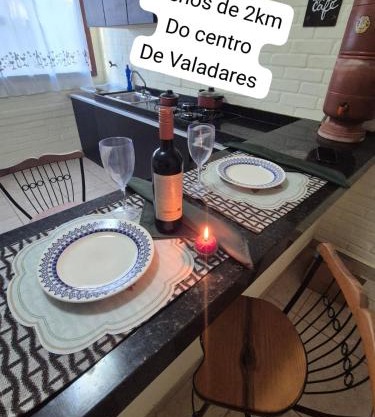 Flat na área central de Valadares Com AR garagem wifi cozinha completa para grupos ou casais