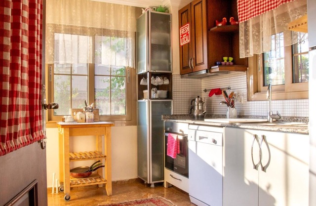 Flat w Balcony and Shared Garden 5 min to Beach