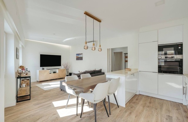 HostWise – Flat w/ Balcony and Workspace