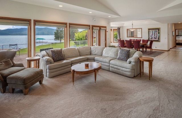 Flat Waterfront Family | 5 Bed, 3 Bath