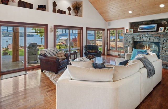 Flat Waterfront, Magnificent Home, Private Dock