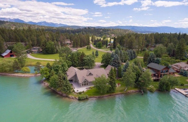 Remarkable Bigfork Lake Property! Private boat launch, 2 docks & sleeps 10!