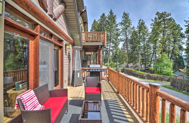 Flathead Lake Getaway w/ Balcony, Fireplace!