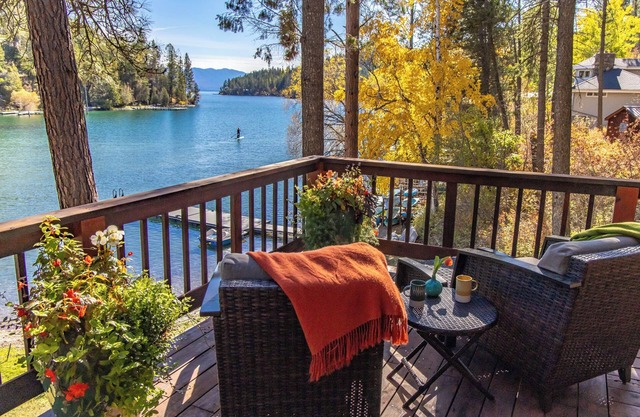 Flathead Lake Retreat ~ neu renoviert 150 Meter von Lake Frontage auf Serene Bay