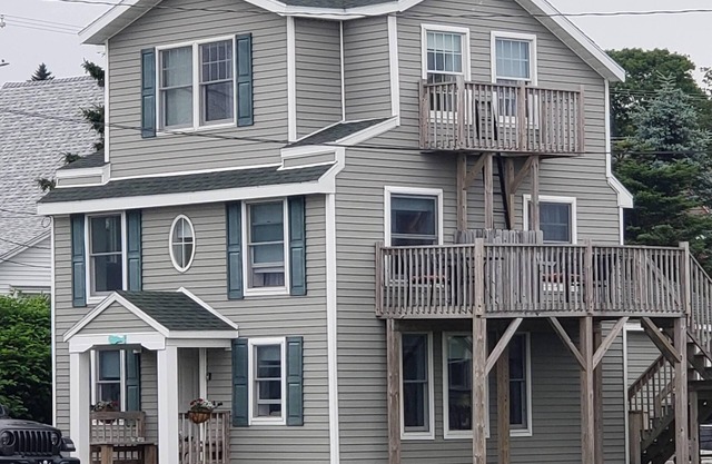 Walk to restaurants/Close to Mowry Beach/No pet fee/ Water views / Fire pit