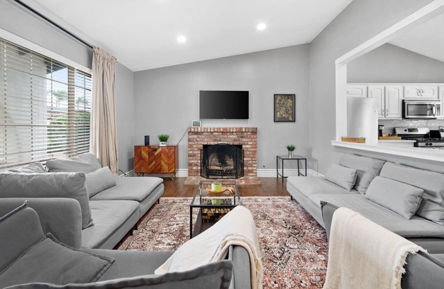 FLEXIBLE LEASE PET FRIENDLY POOL AND JACUZZI HOME IN CHINO HILLS CALIFORNIA