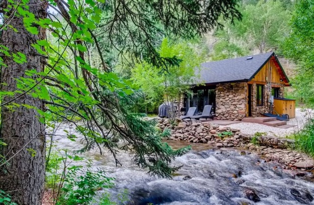 FLINT FUN & COZY Boho Mod Mountain CREEKSIDE CABIN