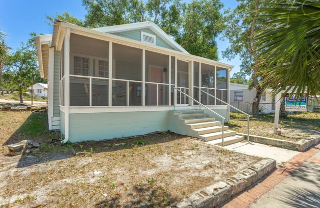 Flip Flop' N 2BR/2BA Home- Down Town Carrabelle