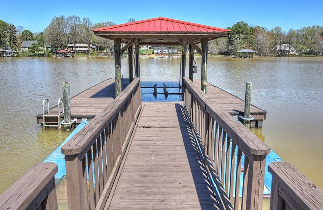 Flips Flops & endless lake views | Sleeps 20 | multiple outdoor amenities