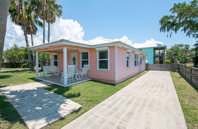 Flirty Flamingo, Too! 1 bedroom with in-ground pool!